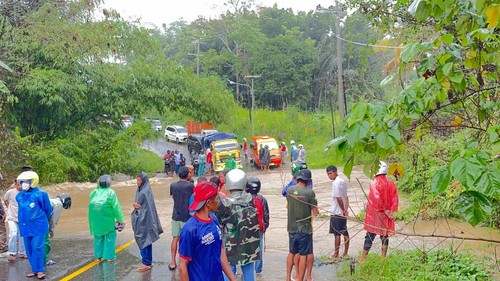 Banjir terjadi di ruas jalan nasional Bajo -Ruteng, Nusa Tenggara Timur (NTT), Senin (24/2/2025) siang. (Istimewa)