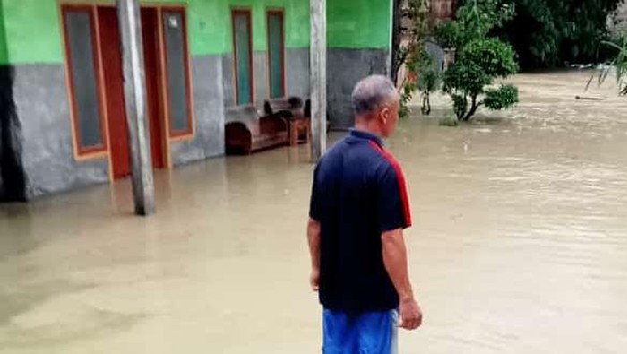 Banjir di Lamongan imbas luapan sungai usai hujan deras.