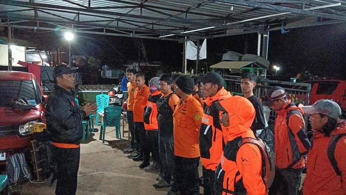Basarnas menurunkan personel untuk mengevakuasi pendaki wanita yang tersesat di Gunung Bawakaraeng.