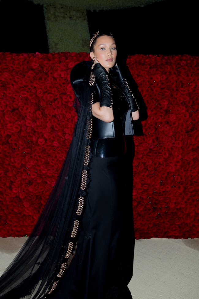 Di Met Gala 2018, Bella Hadid melengkapi gaun Chrome Hearts hitam dengan kerudung seberat 4,5 kg. Di Instagram Story-nya, dia berkata, Jika ada yang bertanya-tanya mengapa saya tidak bisa bergerak, itu karena seorang legenda bernama @jenatkinhair menjahit kerudung seberat 10 pon (4,5 kg) ke kepala saya. Foto: Getty Images for Vogue/Kevin Tachman