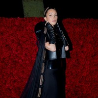 Di Met Gala 2018, Bella Hadid melengkapi gaun Chrome Hearts hitam dengan kerudung seberat 4,5 kg. Di Instagram Story-nya, dia berkata, Jika ada yang bertanya-tanya mengapa saya tidak bisa bergerak, itu karena seorang legenda bernama @jenatkinhair menjahit kerudung seberat 10 pon (4,5 kg) ke kepala saya. Foto: Getty Images for Vogue/Kevin Tachman