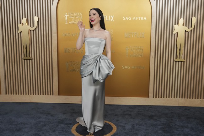 Busana berpalet keperakan turut menghiasi penampilan Mikey Madison, salah satu nomine aktris terbaik SAG Awards 2025 untuk perannya di film Anora. Column dress Louis Vuitton dengan aksentuasi bervolume pada pinggang menjadi pilihannya.  (Foto: Jordan Strauss/Invision/AP)