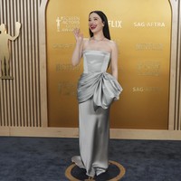 Busana berpalet keperakan turut menghiasi penampilan Mikey Madison, salah satu nomine aktris terbaik SAG Awards 2025 untuk perannya di film Anora. Column dress Louis Vuitton dengan aksentuasi bervolume pada pinggang menjadi pilihannya.  (Foto: Jordan Strauss/Invision/AP)