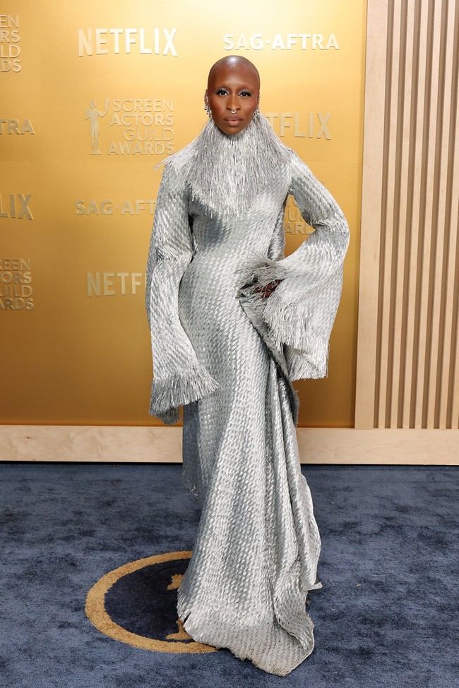 Setelah berulang kali mengandalkan koleksi Louis Vuitton di beberapa acara penghargaan sebelumnya, Cynthia Erivo kali ini bersolek dengan gaun silver bernuansa avant-garde dari Givenchy. Bukan keluaran terbaru, melainkan gaun lawas rancangan Alexander McQueen semasa menjadi direktur kreatif rumah mode Prancis tersebut pada akhir 1990-an. (Foto: Amy Sussman/Getty Images)