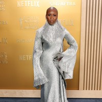 Setelah berulang kali mengandalkan koleksi Louis Vuitton di beberapa acara penghargaan sebelumnya, Cynthia Erivo kali ini bersolek dengan gaun silver bernuansa avant-garde dari Givenchy. Bukan keluaran terbaru, melainkan gaun lawas rancangan Alexander McQueen semasa menjadi direktur kreatif rumah mode Prancis tersebut pada akhir 1990-an. (Foto: Amy Sussman/Getty Images)