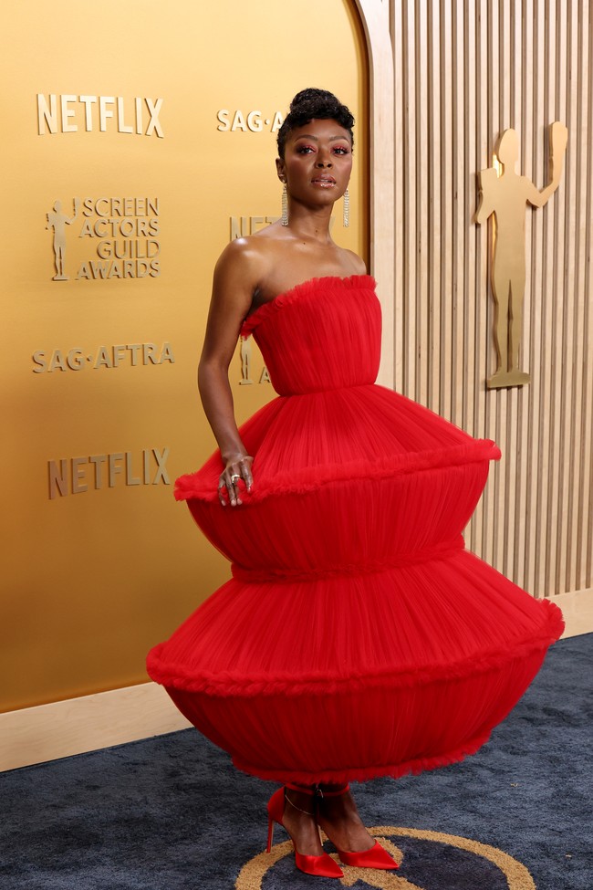 Aktris Danielle Deadwyler memukau dengan gaun merah unik yang berbentuk lampion dari Louis Vuitton.  Foto: Amy Sussman/Getty Images