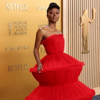 Aktris Danielle Deadwyler memukau dengan gaun merah unik yang berbentuk lampion dari Louis Vuitton.  Foto: Amy Sussman/Getty Images