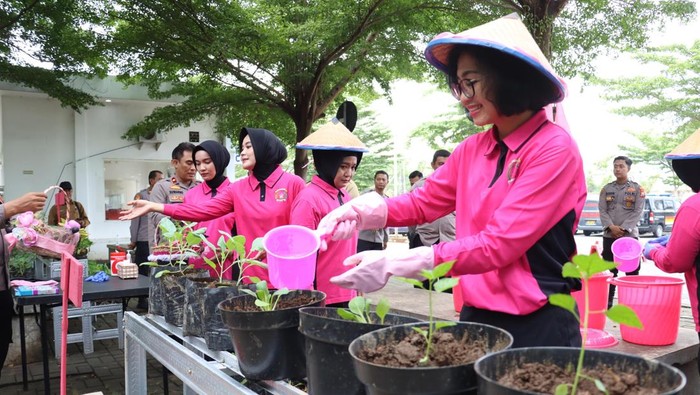 Bhayangkari Mojokerto Kota manfaatkan Satpas untuk Pekarangan Pangan Lestari.