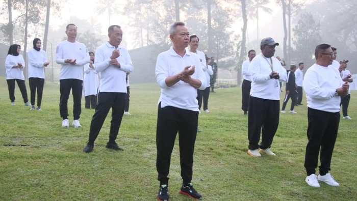 Bupati Bima, Ady Mahyudi (tengah), saat mengikuti kegiatan retret di Akmil Magelang Jawa Tengah, bersama kepala daerah lainnya. (Istimewa)