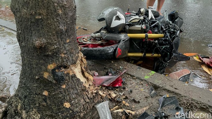cbr pelajar tabrak pemotor hingga tewas di surabaya