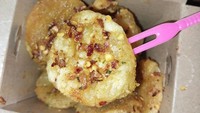 Dapur Emak Siti di Cinere, Depok punya cimini oil alias cireng mini isi chili oil. Salah satu varian rasanya keju parut seharga Rp 12 ribu isi 8 buah. Foto: Dapur Emak Siti