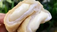 Cireng Bunting Hiba ada di Jalan Hidup Baru, Gandaria Utara. Menu cireng jumbo yang diberi nama cireng bunting ini ada yang diberi isian keju lumer. Harganya Rp 23 ribu per biji. Foto: Cireng Bunting Hiba