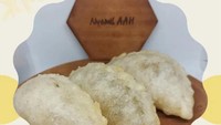 Sesuai namanya, Nyemil Aah di Karet Tengsin menjual aneka camilan enak. Seporsi cireng keju isi 5 harganya sekitar Rp 23.500. Foto: Nyemil Aah