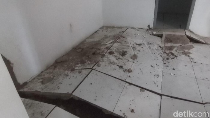 Dampak bencana pergeseran tanah di Kampung Margamulya, Desa Cikondang Kecamatan Cineam Kabupaten Tasikmalaya.