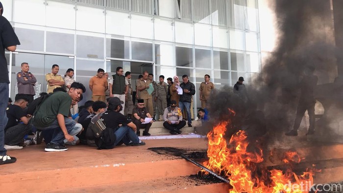 Demo Indonesia Gelap di depan kantor DPRD Palopo.