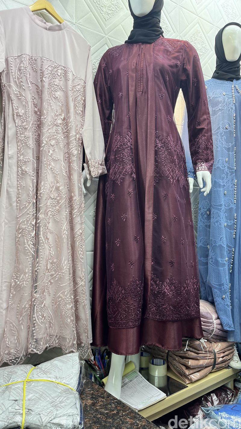Desi dari toko Amara Fashion Blok B LT SLG LOSG No.109 yang menjual gamis burgundy.