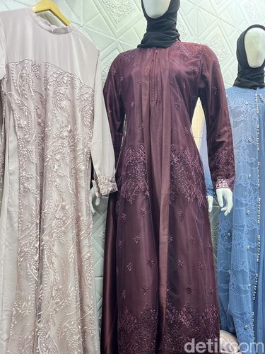 Desi dari toko Amara Fashion Blok B LT SLG LOSG No.109 yang menjual gamis burgundy.