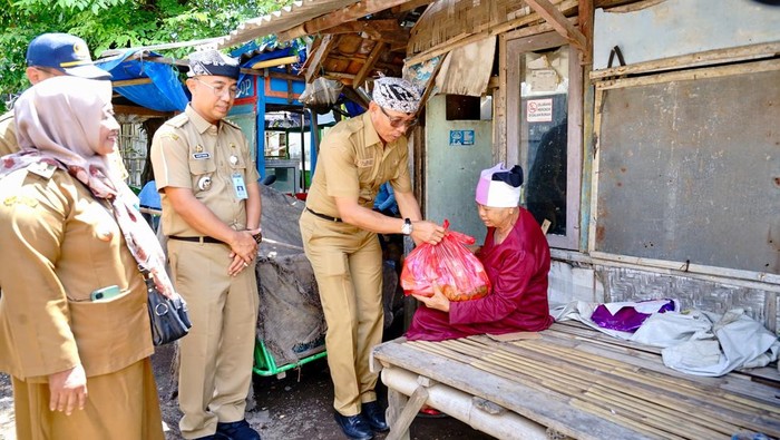 Distribusi paket sembako pengganti karangan bunga ucapan selamat untuk Bupati-Wakil Bupati Banyuwangi.