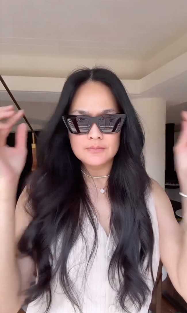 Ibu 2 orang anak itu juga memamerkan gaya slay-nya dengan mengenakan kaca mata hitam. Bak anak muda, penampilan Donna langsung jadi sorotan. Foto: Instagram/@donnaharunofficial