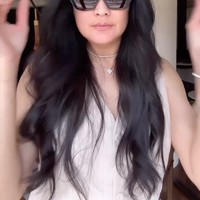 Ibu 2 orang anak itu juga memamerkan gaya slay-nya dengan mengenakan kaca mata hitam. Bak anak muda, penampilan Donna langsung jadi sorotan. Foto: Instagram/@donnaharunofficial