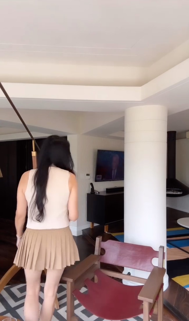 Boom 57 tahun, tulis keterangan dalam unggahannya. Terlihat Donna yang bergaya bak ABG mengenakan rok mini dipadukan dengan atasan tanpa lengan. Foto: Instagram/@donnaharunofficial