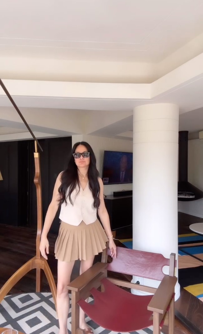 Donna tampil serba coklat. Ia memadukan atasan vest dengan rok rempel berwarna senada. Rambut panjangnya tampak dibiarkan terurai dan dibuat bergelombang. Foto: Instagram/@donnaharunofficial