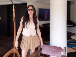 7 Foto Donna Harun Tampil Bak ABG Pakai Rok Mini di Usia 57 Tahun, Curi Atensi