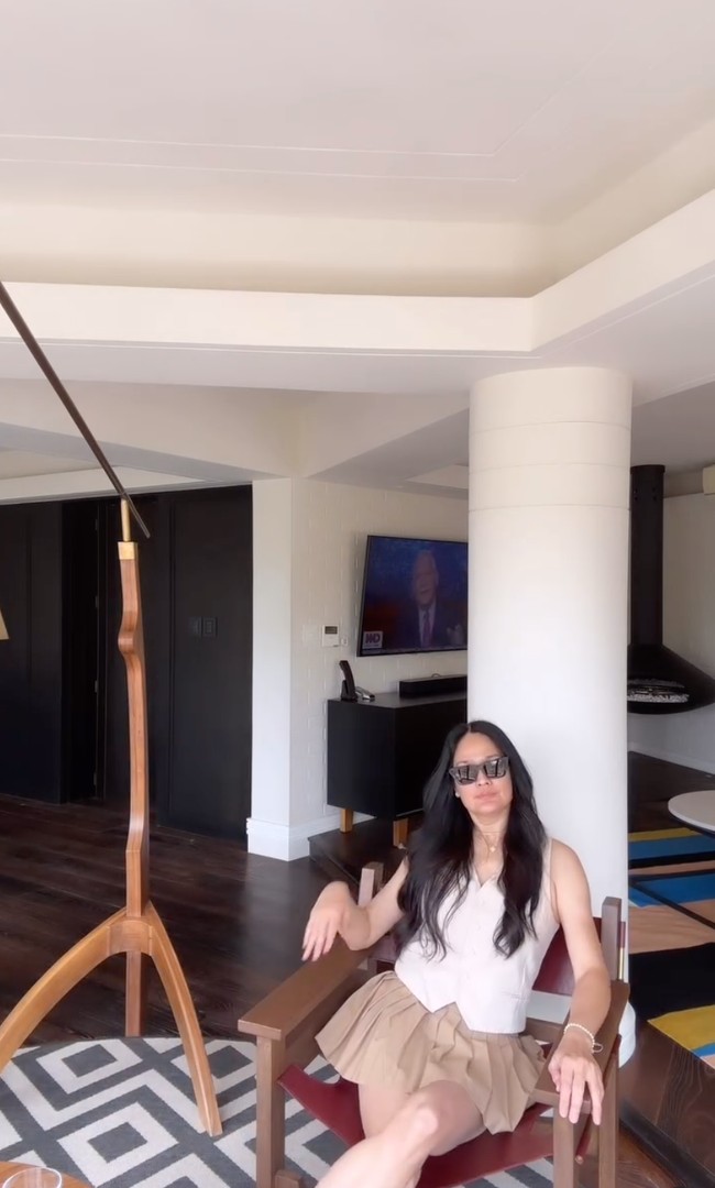 Dalam video singkat yang dibagikan terlihat Donna yang berlenggak-lenggok memamerkan gayanya saat tampil bak anak muda. Penampilannya pun banjir pujian netizen.  Foto: Instagram/@donnaharunofficial