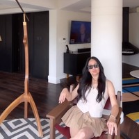 Dalam video singkat yang dibagikan terlihat Donna yang berlenggak-lenggok memamerkan gayanya saat tampil bak anak muda. Penampilannya pun banjir pujian netizen.  Foto: Instagram/@donnaharunofficial