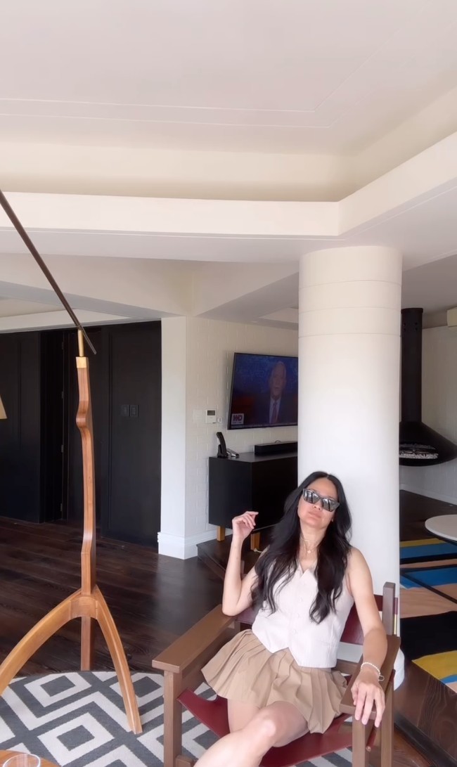 Kolom komentar unggahan Donna dipenuhi dengan ucapan selamat sekaligus pujian. Tak sedikit yang berharap bisa menua seperti ibu Ricky Harun tersebut. aku tua nanti pengen kegini, komentar salah seorang netizen. Awet kayak pake formalin... Hihi sehat terus tante...  tambah netizen lain. Foto: Instagram/@donnaharunofficial