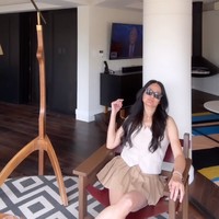 Kolom komentar unggahan Donna dipenuhi dengan ucapan selamat sekaligus pujian. Tak sedikit yang berharap bisa menua seperti ibu Ricky Harun tersebut. aku tua nanti pengen kegini, komentar salah seorang netizen. Awet kayak pake formalin... Hihi sehat terus tante...  tambah netizen lain. Foto: Instagram/@donnaharunofficial