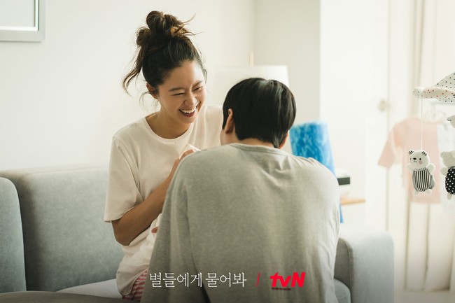 Tak sedikit penonton drama Korea When the Stars Gossip yang merasa dikhianati dengan alur cerita drama komedi romantis ini. Alih-alih bahagia, karakter Gong Hyo Jin menjadi ‘tumbal’ dan karakter Lee Min Ho harus membesarkan anak mereka sendirian. Foto: dok. tvN