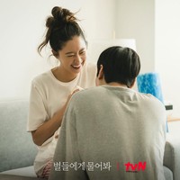 Tak sedikit penonton drama Korea When the Stars Gossip yang merasa dikhianati dengan alur cerita drama komedi romantis ini. Alih-alih bahagia, karakter Gong Hyo Jin menjadi ‘tumbal’ dan karakter Lee Min Ho harus membesarkan anak mereka sendirian. Foto: dok. tvN