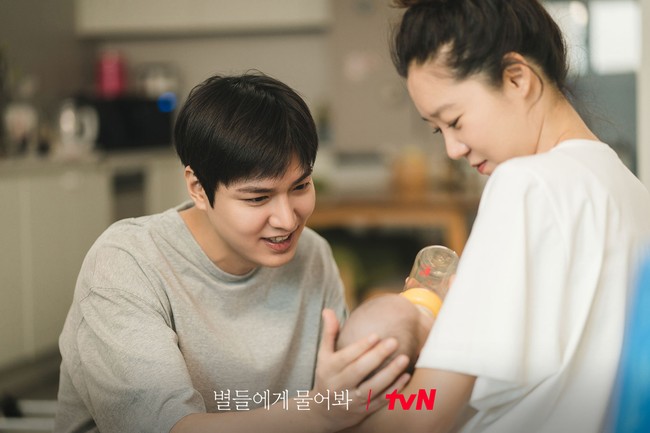 Ending drama Korea When the Stars Gossip tidak sesuai ekspektasi penggemar. Kisah cinta pemain utamanya Lee Min Ho dan Gong Hyo Jin berakhir secara tragis. Foto: dok. tvN