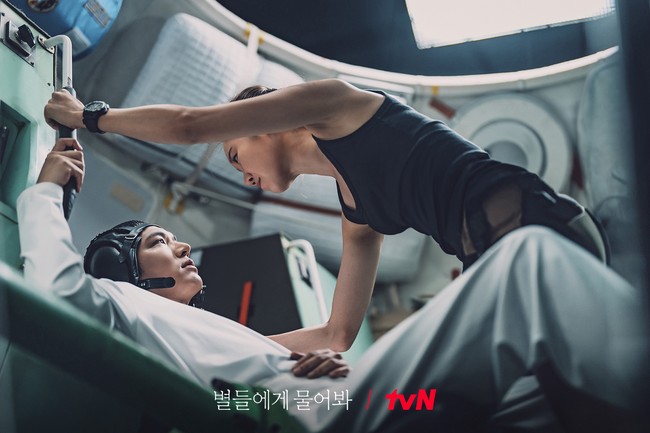 When the Stars Gossip juga identik sebagai pelopor drama Korea pertama yang mengambil latar luar angkasa. Alur ceritanya mengikuti kisah cinta Lee Min Ho dan Gong Hyo Jin yang bertemu di stasiun antariksa. Foto: dok. tvN