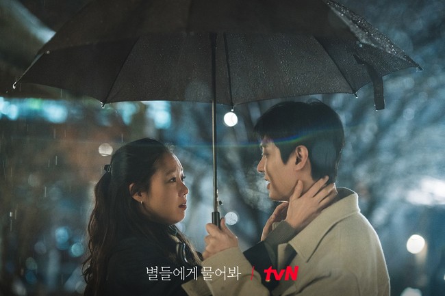 Karakter Gong Hyo Jin, Eve Kim mengorbankan hidupnya demi menjadi seorang ibu di stasiun antariksa. Dia menyembunyikan komplikasi persalinan, panggul retak, yang mengancam nyawanya dari pasangannya Lee Min Ho. Dan naasnya meninggal dalam 24 jam setelah melahirkan. Foto: dok. tvN