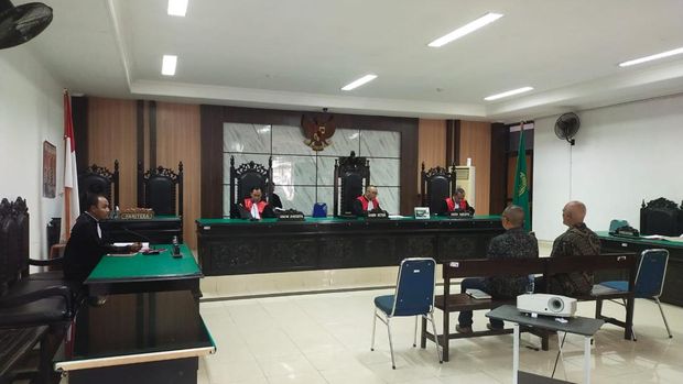 Dua terdakwa perkara korupsi belanja instalasi pengolahan sampah non-organik pada PT MMI Manggarai, menjalani sidang perdana di Pengadilan Tipikor PN Kupang, Senin (24/2/2025). (Foto: Dok. Kejari Manggarai)