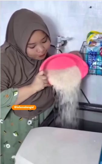 Duh! Demi Cuan, Wanita Ini Buang Minyak dan Beras saat Live di FB Pro