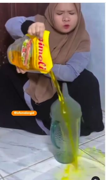 Duh! Demi Cuan, Wanita Ini Buang Minyak dan Beras saat Live di FB Pro