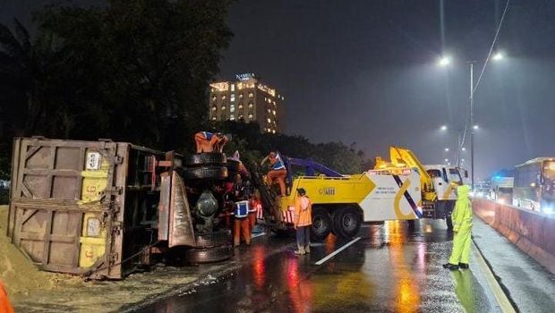 Evakuasi truk muat jagung pipil yang terguling di Tol Surabaya-Porong.