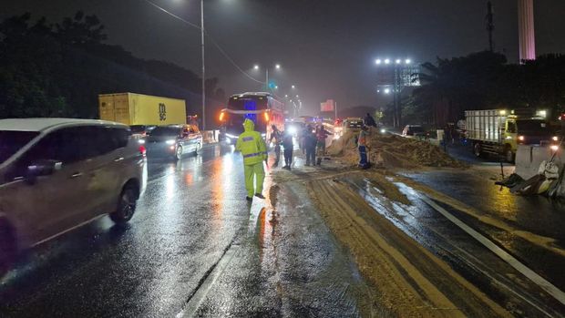 Evakuasi truk muat jagung pipil yang terguling di Tol Surabaya-Porong