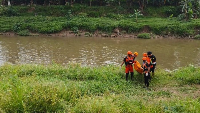 Foto: Dua orang anak yang diduga tenggelam di Kali Bekasi, Jatiasih, Kota Bekasi, ditemukan dalam kondisi tewas. (dok Kantor SAR Jakarta)