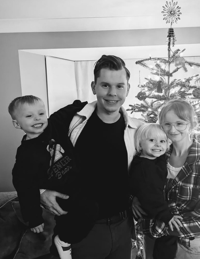 Seorang wanita bernama Lyndsey Ashton kerap disangka masih anak-anak karena penampilannya yang sangat muda. Banyak orang yang mengira usianya baru 12 tahun, padahal kenyataannya jauh dari itu. Bahkan, ia telah menikah dan memiliki dua anak. Foto: Instagram