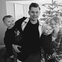 Seorang wanita bernama Lyndsey Ashton kerap disangka masih anak-anak karena penampilannya yang sangat muda. Banyak orang yang mengira usianya baru 12 tahun, padahal kenyataannya jauh dari itu. Bahkan, ia telah menikah dan memiliki dua anak. Foto: Instagram