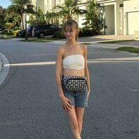 Akibat pengobatan yang dijalaninya—termasuk operasi, kemoterapi, dan radioterapi—pertumbuhannya terhenti, dan ia hanya mencapai tinggi sekitar 147 cm. Foto: Instagram