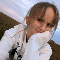 Lyndsey, yang kini berusia 23 tahun, mengalami kondisi fisik yang tidak biasa akibat kanker langka yang dideritanya saat masih kecil. Di usia lima tahun, ia didiagnosis mengidap rhabdomyosarcoma, sejenis kanker jaringan lunak yang menyerang kelenjar pituitari di belakang mata kirinya Foto: Instagram