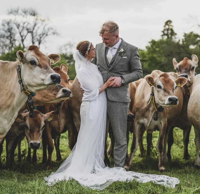 Suaminya, Jonathan pun kerap menerima hujatan karena dikira pacaran dengan anak kecil. Pria 28 tahun itu bahkan pernah diteriaki predator.  Foto: Instagram