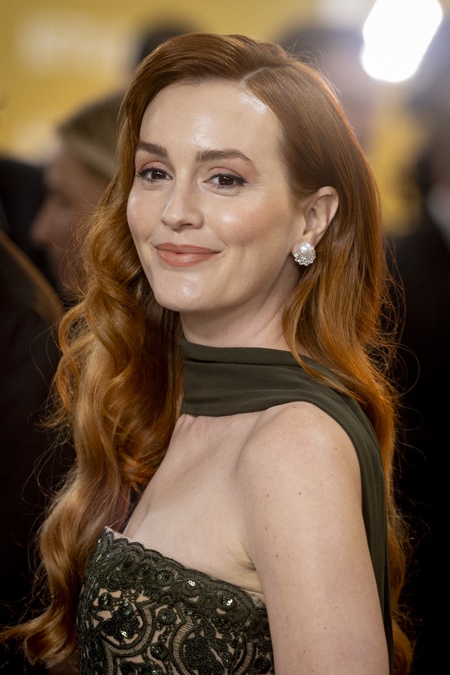 Leighton Meester yang baru diumumkan akan tampil di musim kedua serial Nobody Wants This itu memukau dengan nuansa peach monokrom di mata, bibir, dan pipinya. Penampilannya membawa kesan segar dan mencerminkan tema malam yang riang. Foto: Getty Images