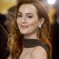 Leighton Meester yang baru diumumkan akan tampil di musim kedua serial Nobody Wants This itu memukau dengan nuansa peach monokrom di mata, bibir, dan pipinya. Penampilannya membawa kesan segar dan mencerminkan tema malam yang riang. Foto: Getty Images