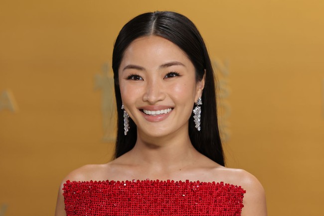 Anna Sawai tampil dengan gaya sleek dan bagian tengah, dipadukan dengan bibir beige yang elegan. Sang makeup artist Yukari Obayashi Bush membuat kulit Anna menjadi lebih flawless dengan Dior Forever Skin Perfect Multi-Use Foundation Stick dan membentuk dimensi dengan produk contour dari Dior. Malam itu, Anna dirias serba Dior termasuk blush dan lipstik. Foto: Getty Images